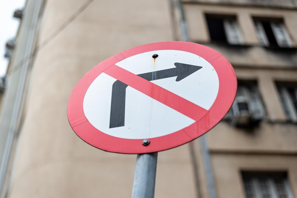 Zakaz skrętu w prawo i zawracania: zrozumienie znaków drogowych